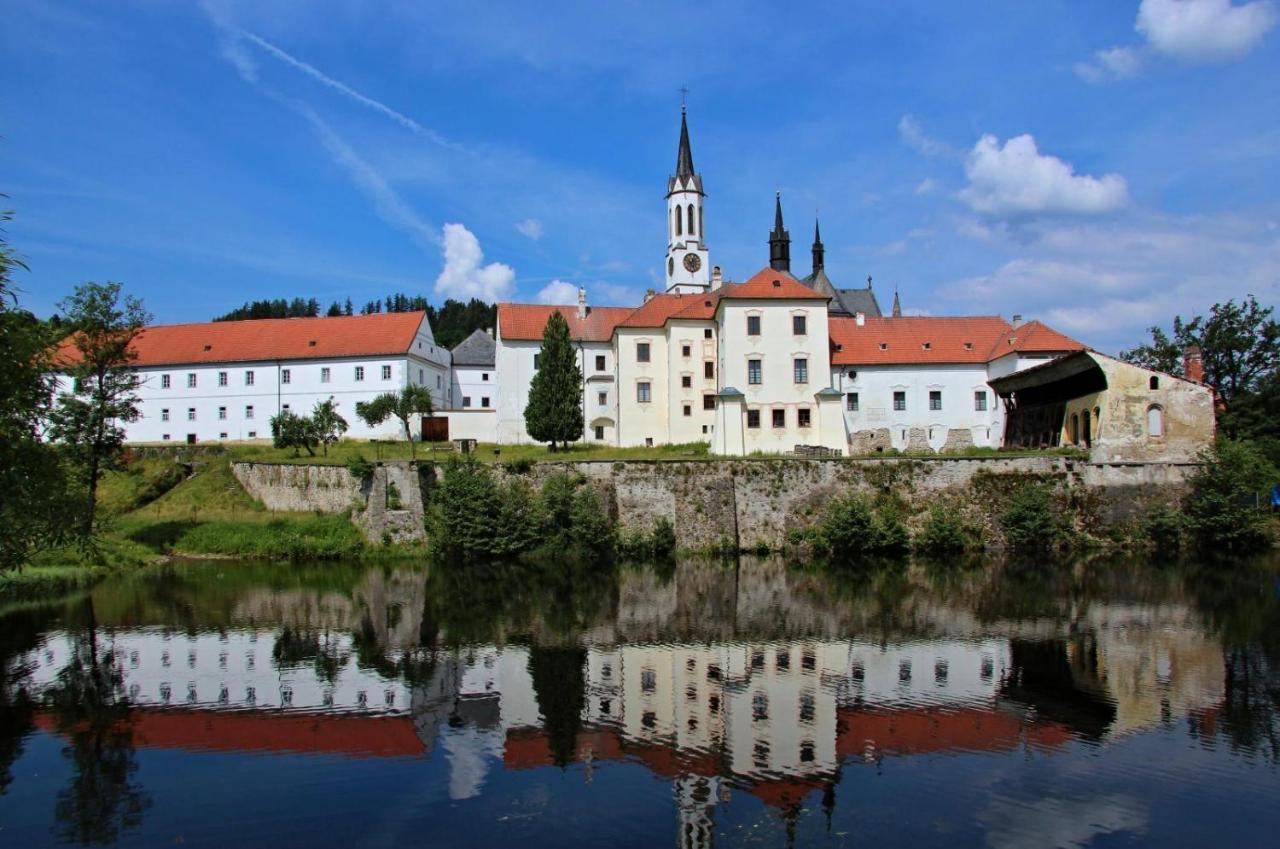 Dum U Reky Leilighet Vyšší Brod Eksteriør bilde